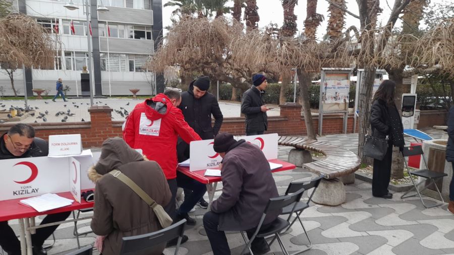 Kızılay ve Akhisar Belediyesi deprem mağdurları için yardım kampanyası başlattı