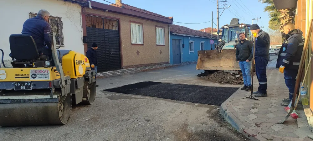 MANİSA BÜYÜKŞEHİR BELEDİYESİ AKHİSAR’DAKİ YOL BOZUKLUKLARINI ONARIYOR