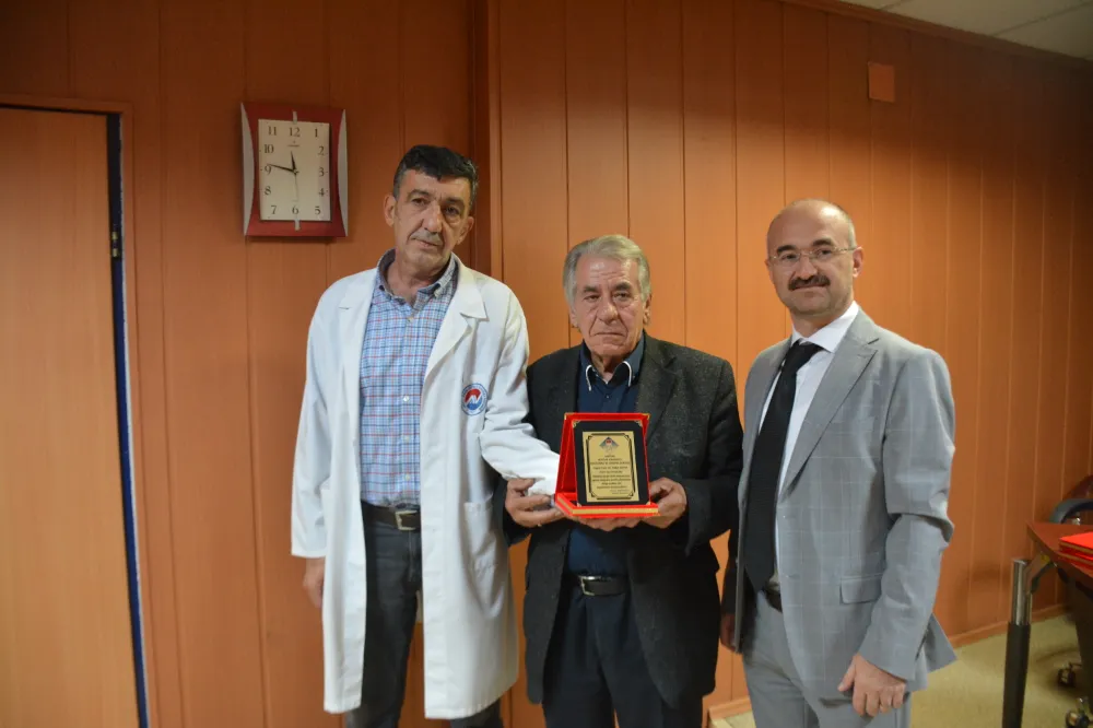 DR. TÜRKER BECAN’E “YILIN DOKTORU” ÖDÜLÜ VERİLDİ