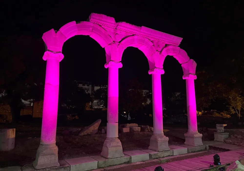 THYATEİRA PEMBE IŞIKLARLA AYDINLATILDI