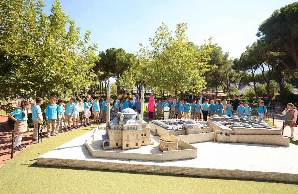 AKHİSARLI ÖĞRENCİLER ŞEHZADELERPARK’TA TARİH VE KÜLTÜRLE İÇ İÇE BİR GÜN GEÇİRDİ