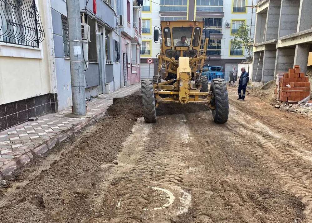 AKHİSAR’DA YOL ÇALIŞMALARI HIZ KESMEDEN SÜRÜYOR