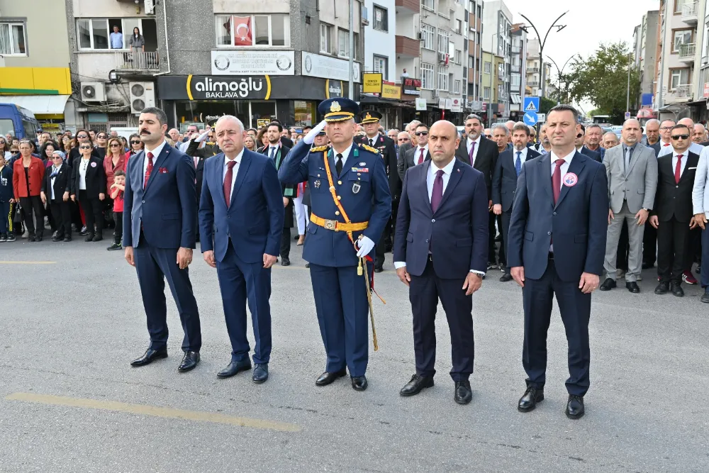 CUMHURİYET BAYRAMININ 102.YILI ÇELENK SUNMA İLE BAŞLADI