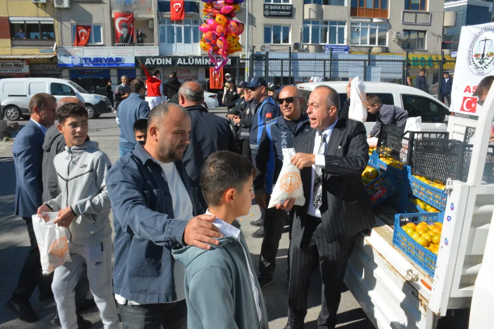 CUMHURİYET BAYRAMI’NDA BAŞKAN GÜRAL’DAN MEYVE İKRAMI