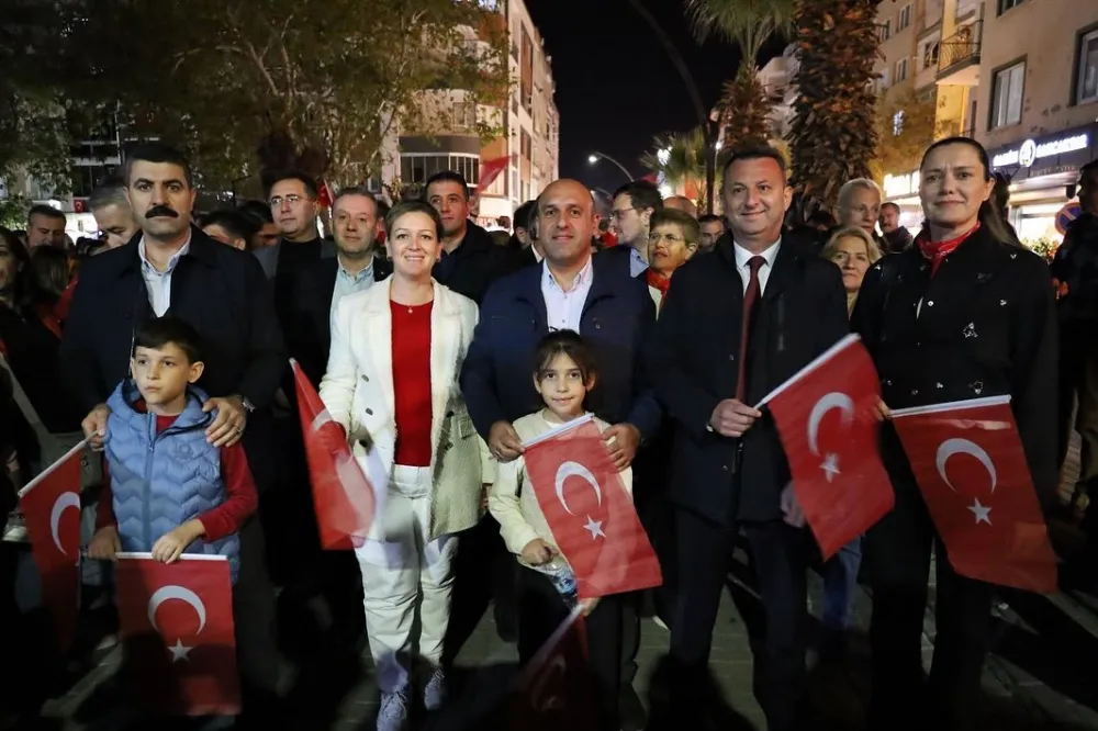 FENER ALAYIYLA CUMHURİYET COŞKUSU AKHİSAR’DA DORUĞA ÇIKTI