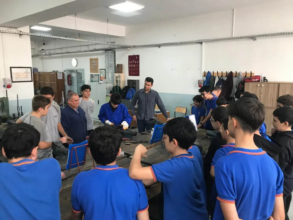 ORTAOKUL ÖĞRENCİLERİ “ATÖLYEDE 1 GÜN” PROJESİYLE MESLEK LİSELERİNİ TANIYOR