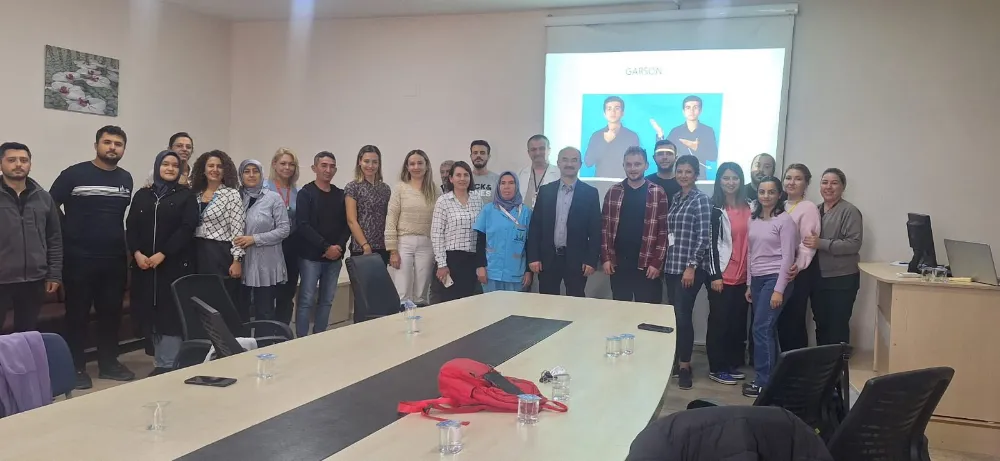 AKHİSAR’DA SAĞLIK ÇALIŞANLARINA İŞARET DİLİ EĞİTİMİ BAŞLADI