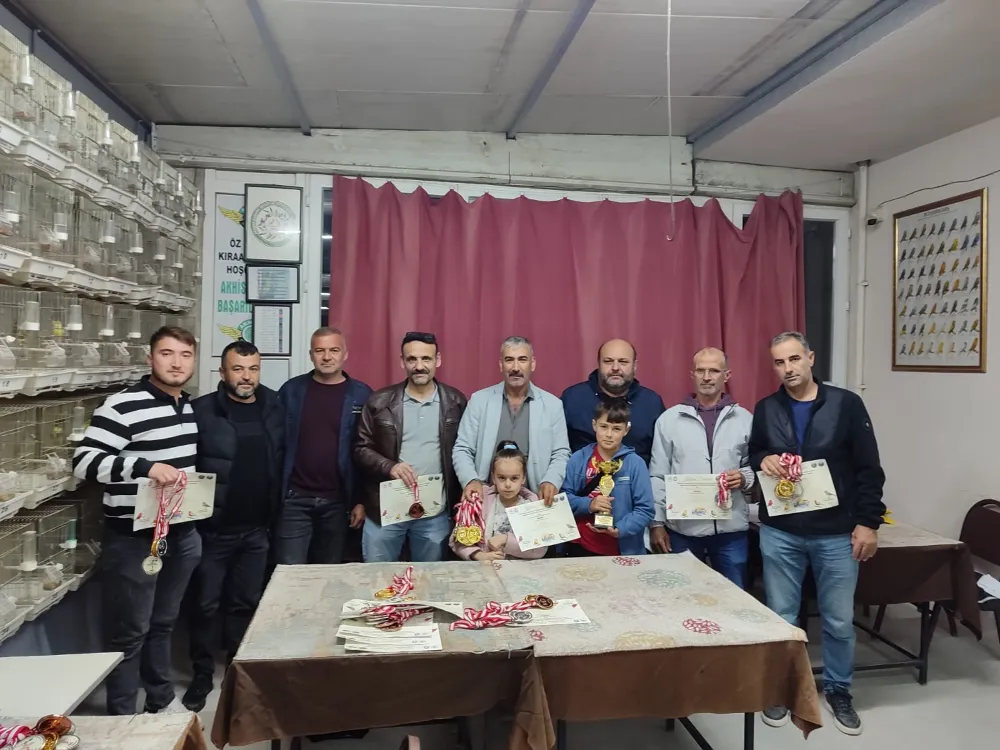 CUMHURİYET KUPASI ÖDÜLLERİ AKHİSARLI KUŞSEVERLERE TESLİM EDİLDİ