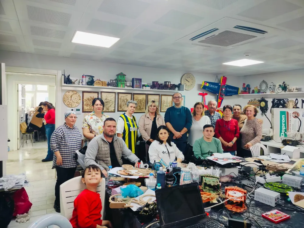 CHP AKHİSAR KADIN KOLLARI’NDAN KURSİYER KADINLARA ZİYARET