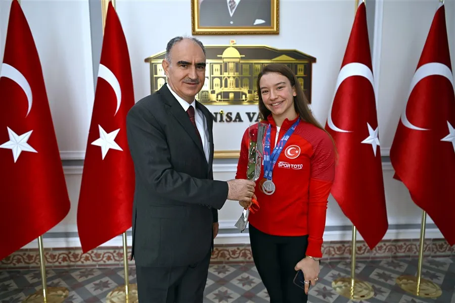 VALİ ÖZKAN, MANİSA’YI GURURLANDIRAN ŞAMPİYON SPORCULARI MİSAFİR ETTİ