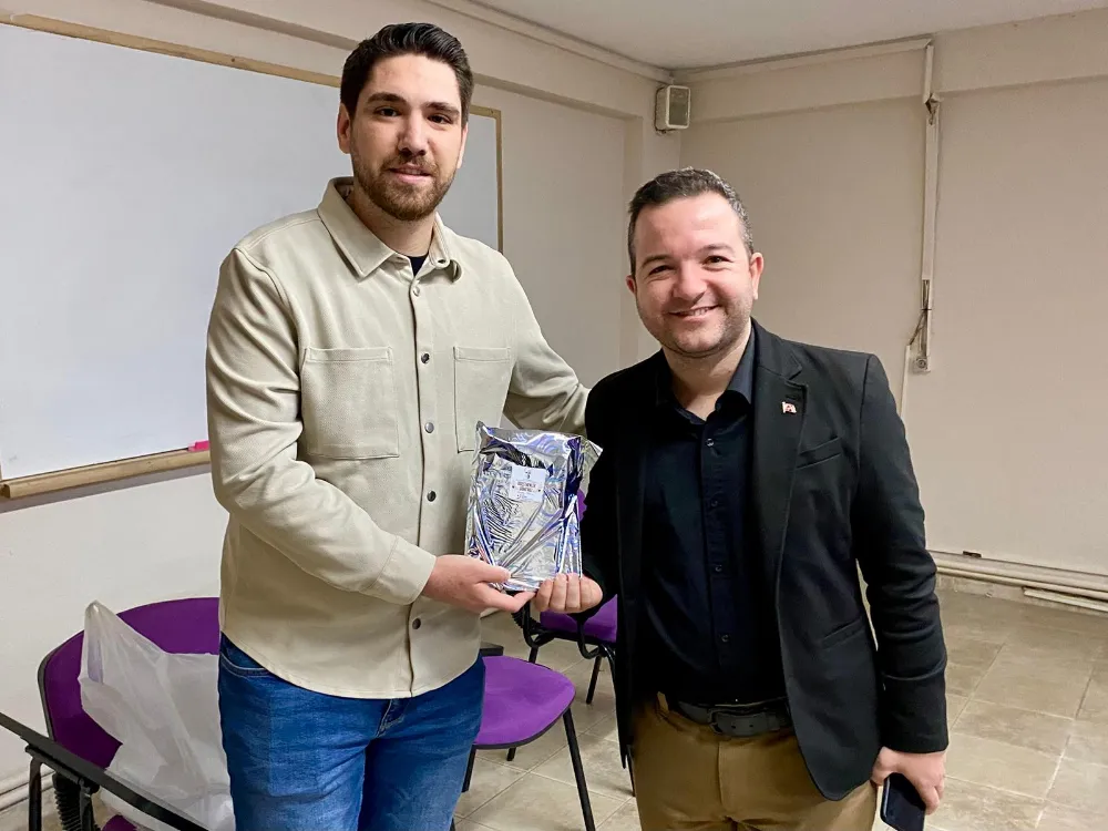 CHP AKHİSAR GENÇLİK KOLLARI’NDAN 24 KASIM ÖĞRETMENLER GÜNÜ’NE ÖZEL ZİYARET