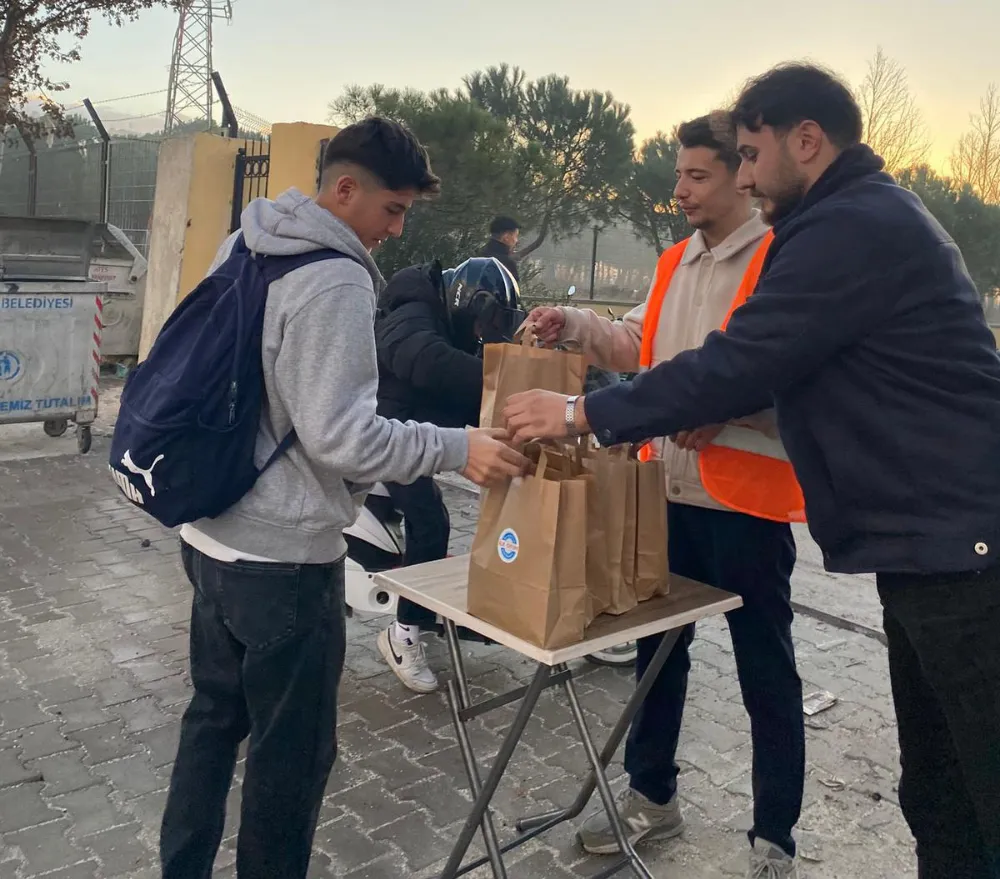 AK PARTİ AKHİSAR GENÇLİK KOLLARI LİSELİ GENÇLERLE “ZİLE BEŞ KALA” ETKİNLİĞİNDE BULUŞTU