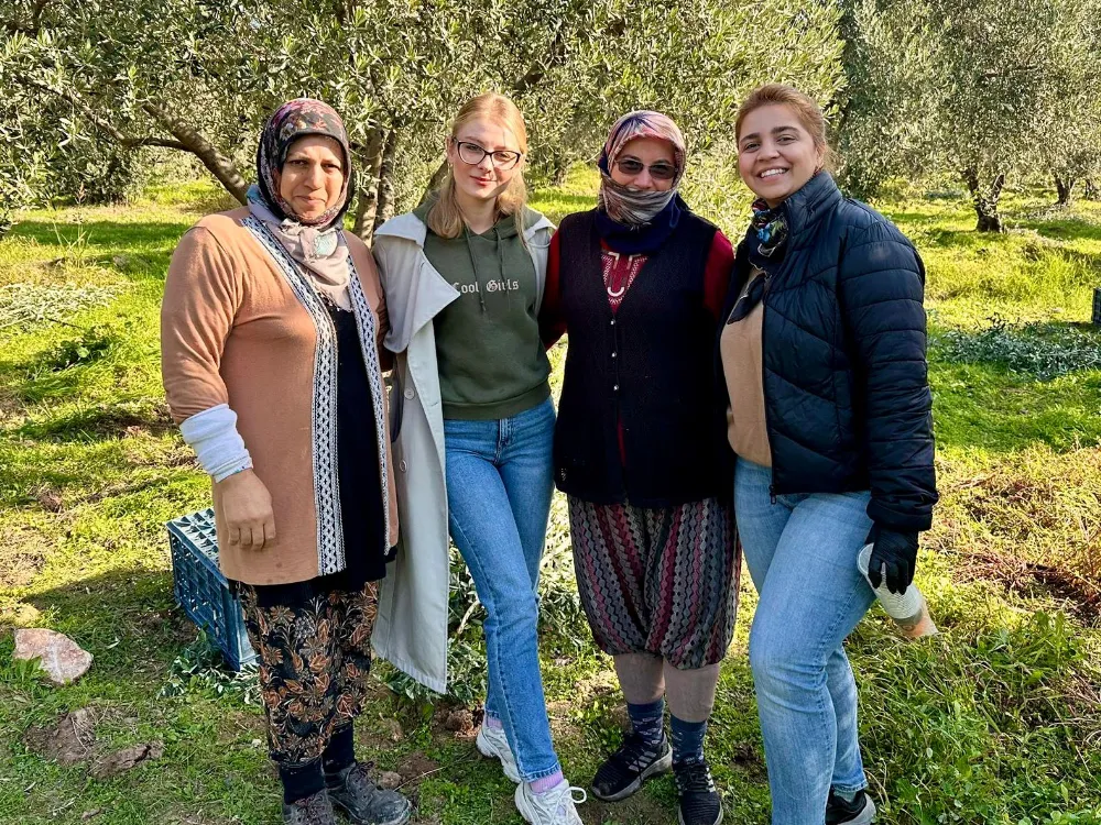 CHP GENÇLİK KOLLARINDAN ZEYTİN İŞÇİLERİNE DESTEK