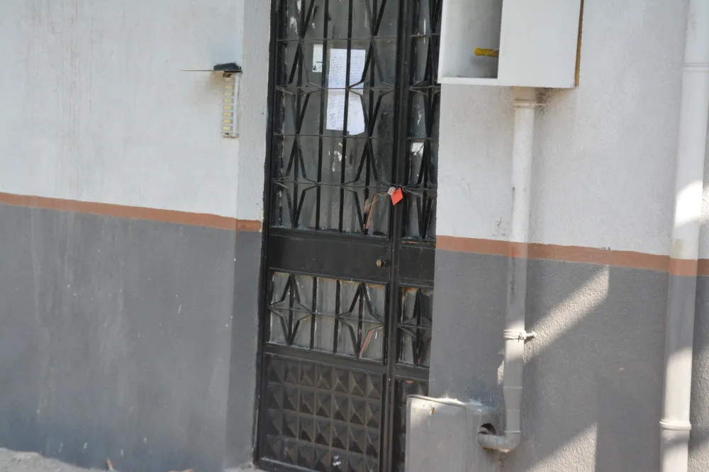 AKHİSAR’DA DEPREM SONRASI BİR BİNA YIKIM KARARIYLA TAHLİYE EDİLDİ