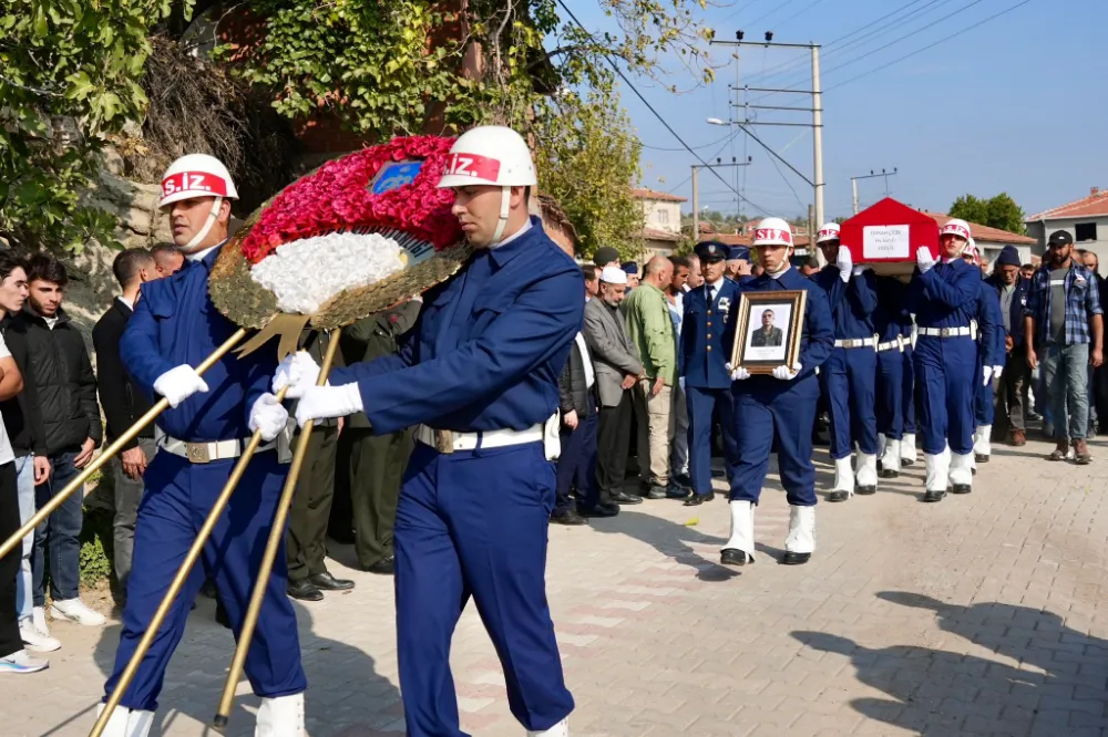 VATANİ GÖREVİNİ YAPARKEN HAYATINI KAYBEDEN ASKER EMRAH ÇİÇEK DUALARLA UĞURLANDI