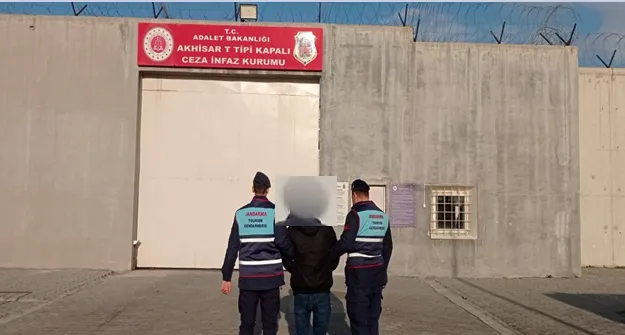 AKHİSAR’DA 18 YIL HAPİS CEZASI BULUNAN HIRSIZLIK ŞÜPHELİSİ YAKALANDI