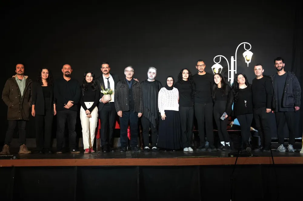 “BEN RUHİ BEY! NASILIM?” TİYATRO OYUNU SEYİRCİDEN YOĞUN İLGİ GÖRDÜ