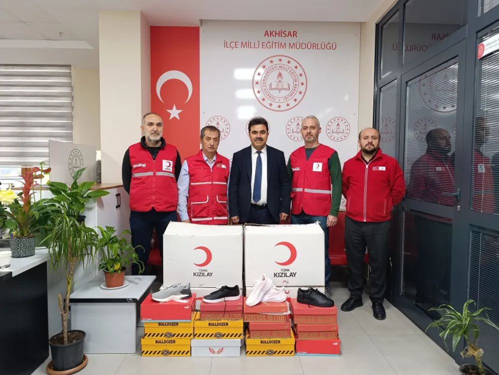 KIZILAY AKHİSAR’DAN ÖĞRENCİLERE AYAKKABI DESTEĞİ