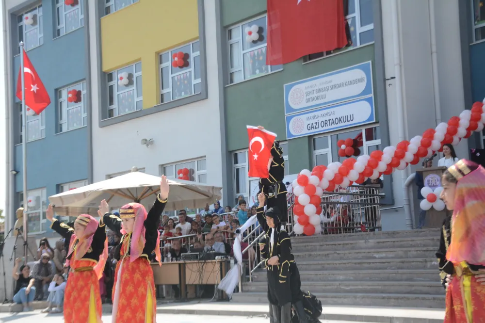 AKHİSAR’DA 23 NİSAN COŞKUSU RENKLİ GÖSTERİLERLE KUTLANDI