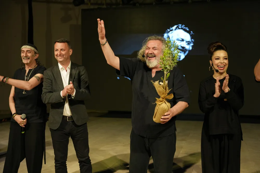 MÜFİT CAN SAÇINTI, ÇAĞLAK FESTİVALİ’NE RENK KATTI
