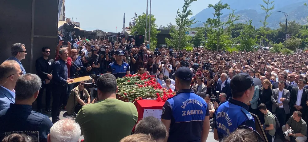 BAŞKAN ZEYREK İÇİN İLK TÖREN BELEDİYE ÖNÜNDE YAPILDI