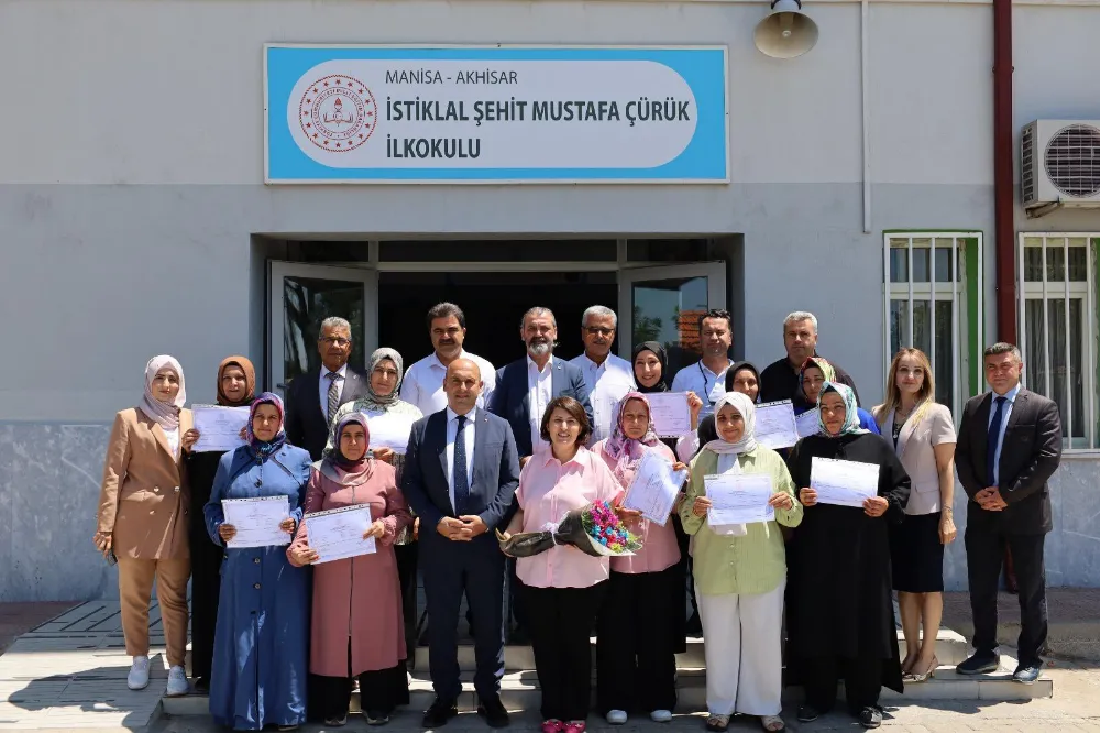 OKUMA YAZMA ÖĞRENEN KURSİYERLER SERTİFİKALARINI ALDI