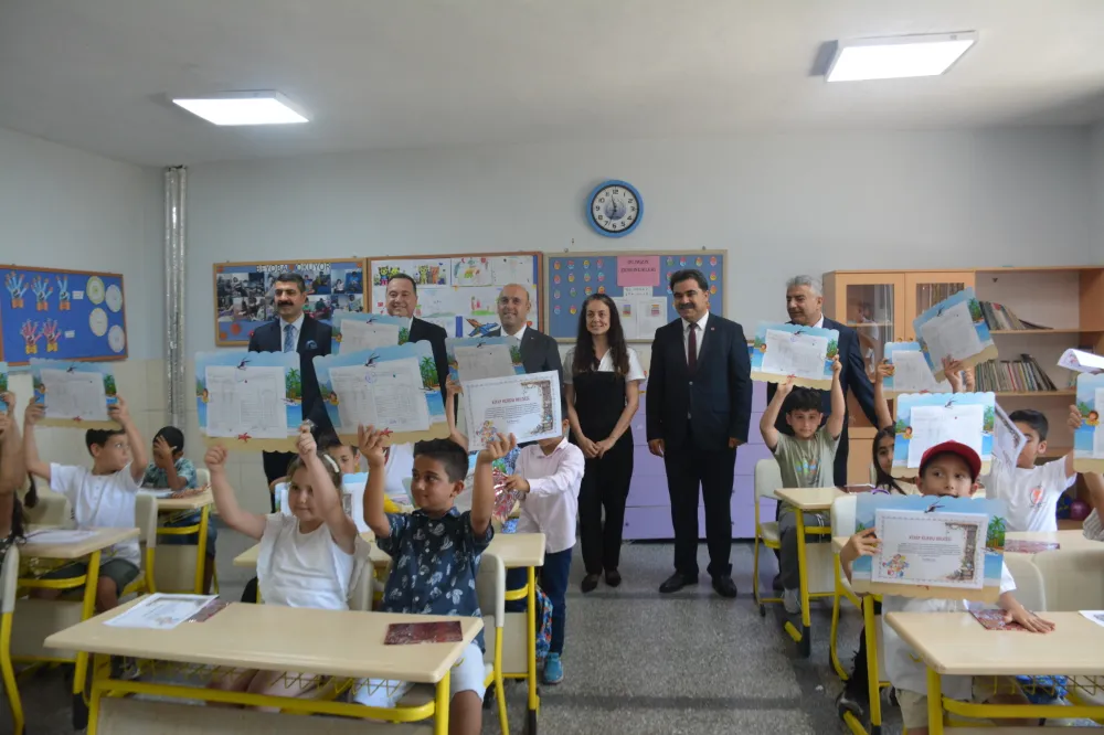 AKHİSAR’DA KARNE HEYECANI