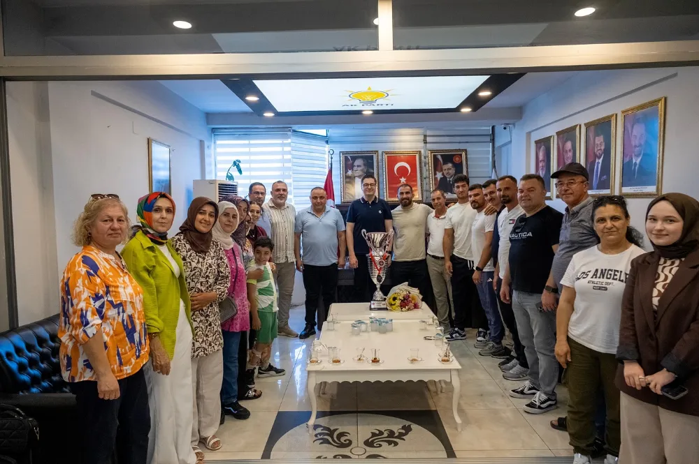 AKHİSAR’IN GURURU AKTÜRK, AK PARTİ İLÇE BAŞKANLIĞI’NDA AĞIRLANDI