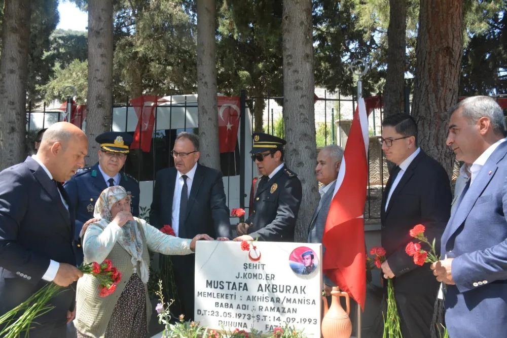 AKHİSAR’DA 15 TEMMUZ DEMOKRASİ VE MİLLÎ BİRLİK GÜNÜ TÖRENLE ANILDI