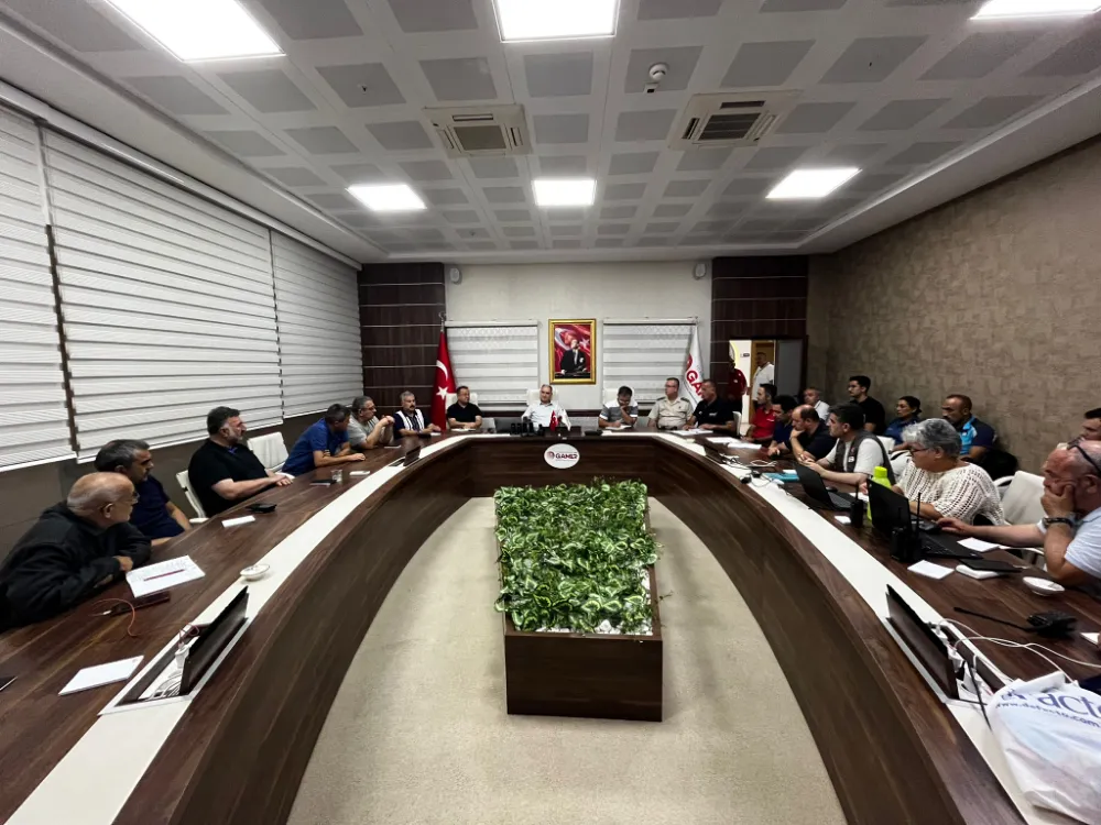 VALİ ÖZKAN, DEPREM SONRASI KRİZ MERKEZİNDE ÇALIŞMALARI TAKİP ETTİ