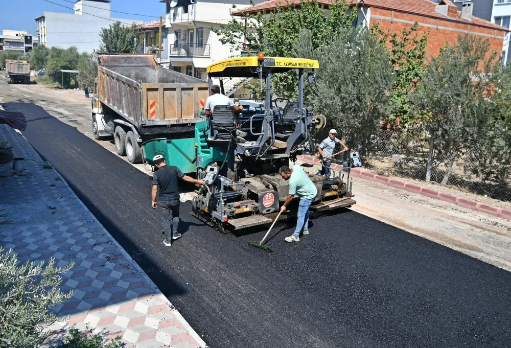 AKHİSAR’DA YOL VE KALDIRIM ÇALIŞMALARI TÜM HIZIYLA SÜRÜYOR