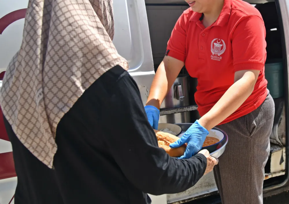 AKHİSAR BELEDİYESİ AŞEVİ’NDEN HER GÜN SICAK YEMEK DESTEĞİ