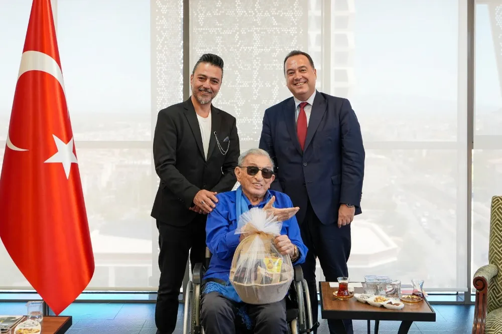 BAŞKAN DUTLULU, TİYATRO DUAYENİ HALDUN DORMEN’İ MANİSA’DA AĞIRLADI