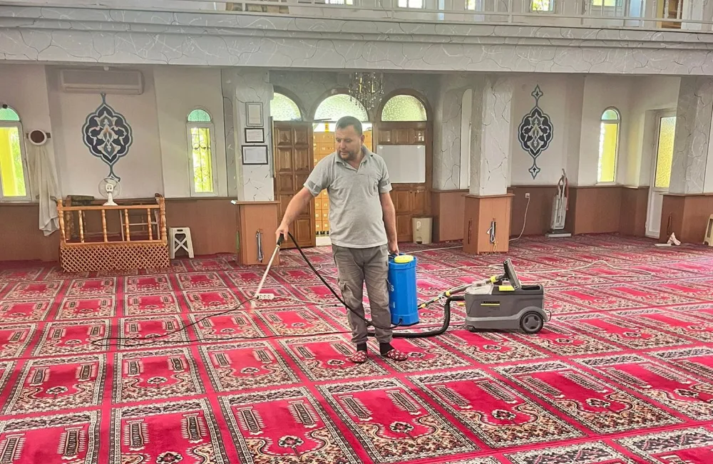 AKHİSAR BELEDİYESİ’NDEN İBADETHANELERDE TEMİZLİK ÇALIŞMASI
