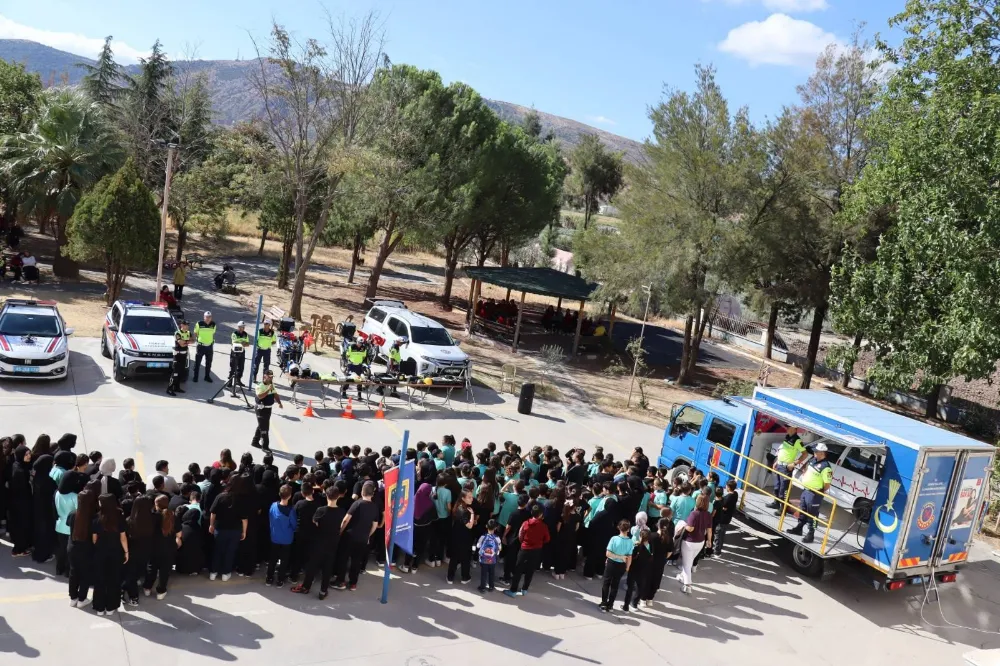 ÖĞRENCİLERE JANDARMA MESLEK TANITIMI VE TRAFİK GÜVENLİĞİ EĞİTİMİ