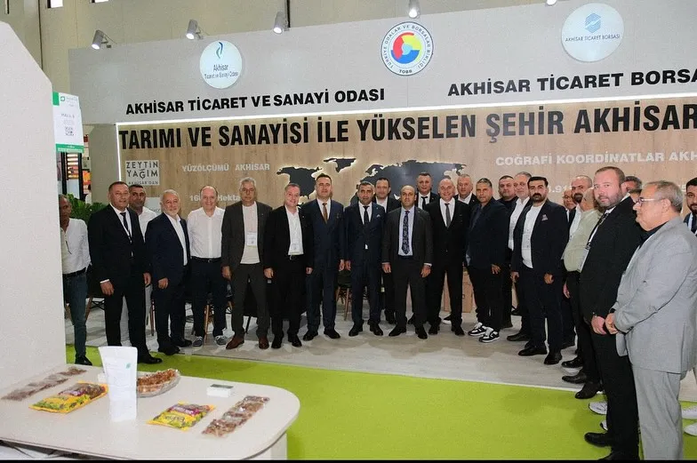 AKHİSAR STANDLARINA YOĞUN İLGİ
