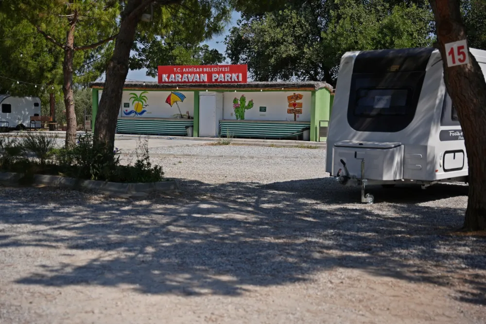 AKHİSAR KARAVAN PARKI, YAZ TATİLCİLERİNİN UĞRAK NOKTASI OLDU